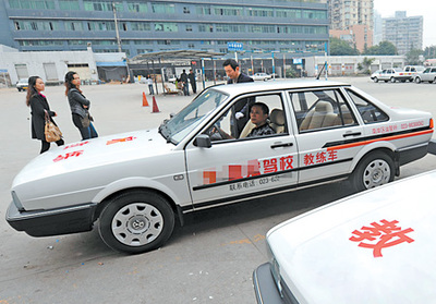北京驾校乱象:教练索要好处 加钱才好约车